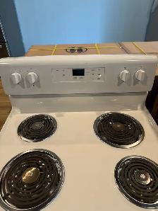 Whirlpool "30" White Freestanding Electric/Coil Top Range - Photo 3