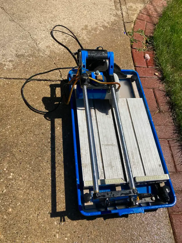 Mastercraft Sliding Wet Tile Saw, 7-in