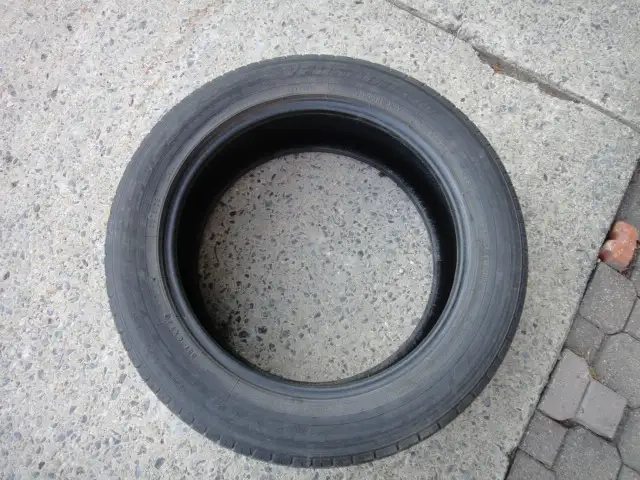 un pneu  d'été Toyo 235-55-19