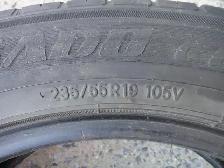un pneu  d'été Toyo 235-55-19 - Photo 2