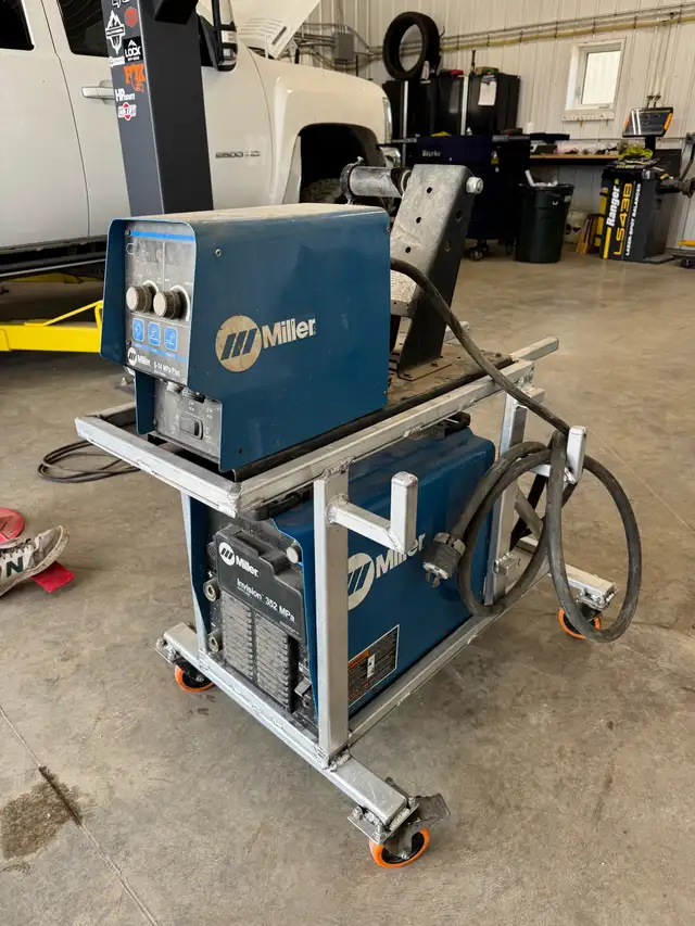 Miller Invision 352 Welder