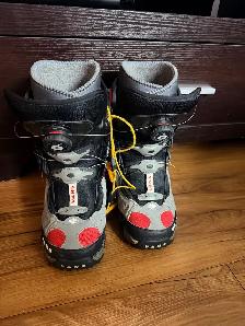 Snowboard boots
