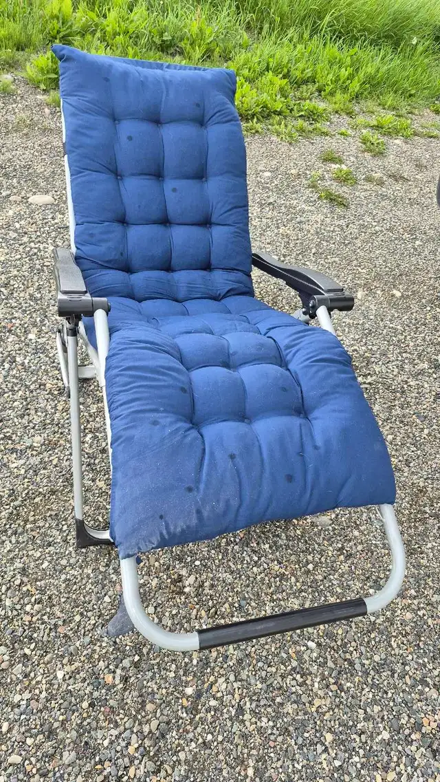 2 zero gravity chairs