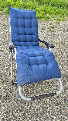 2 zero gravity chairs