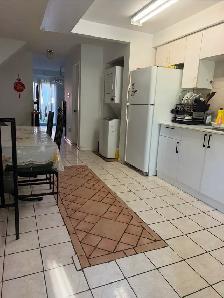 single room with washroom for rent - Photo 3