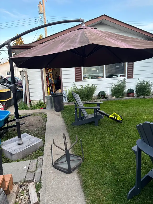 11 ft UMBRELLA CRANKED WITH STAND