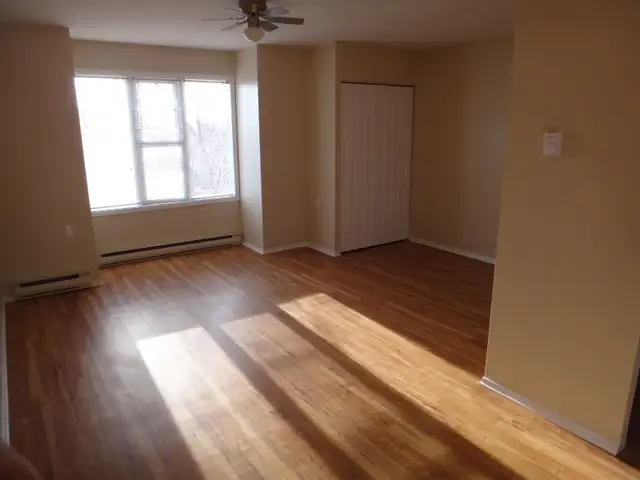 IDEAL LOCATION BACHELOR SUITE-walk to Queens, KHSC, downtown