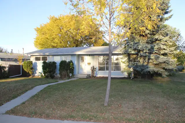 Main Floor 3-Bedroom Suite for Rent – Prime Location