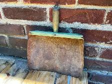 Antique Rustic Metal Dustpan with Green Wooden Handle ! - Photo 2