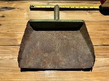 Antique Rustic Metal Dustpan with Green Wooden Handle ! - Photo 4