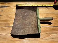Antique Rustic Metal Dustpan with Green Wooden Handle ! - Photo 6