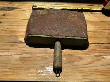 Antique Rustic Metal Dustpan with Green Wooden Handle ! - Photo 9