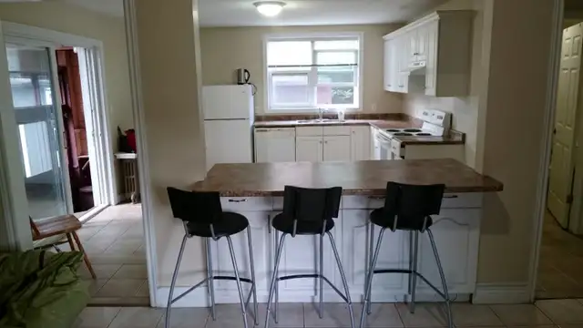 Rent now: private room downtown Brantford near Wilfrid Laurier
