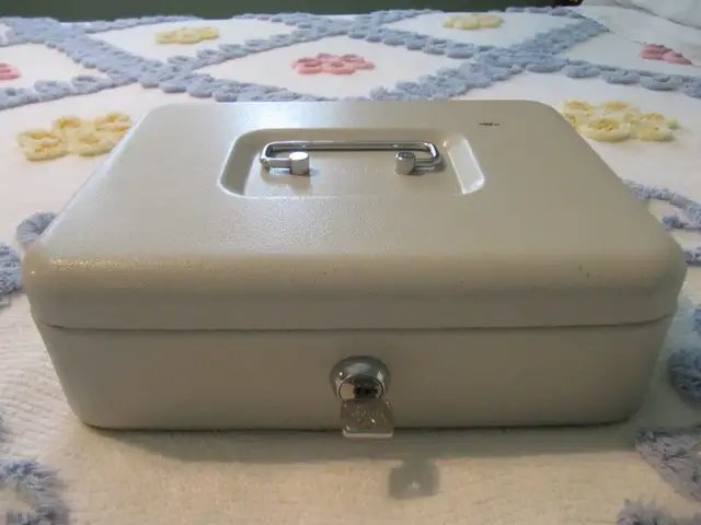 Telford Savings & Loan Assoc Metal Cashbox With Key Circa 1970s