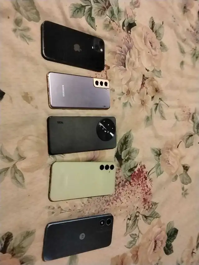 broken screen phones first come first serve 60$ obo