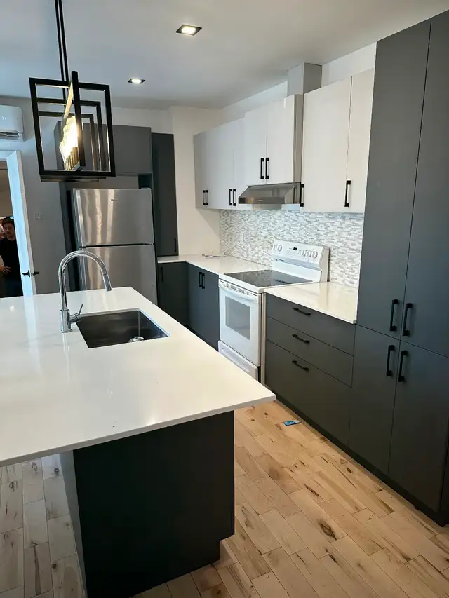 NÉGOCIABLE  6374 ST-LAURENT MILE END  4 CHAMBRES FERMÉES 2495.00