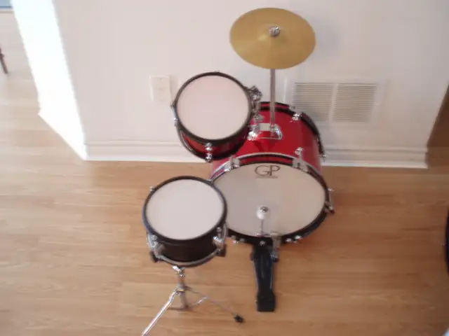 CHILD'S  DRUM SET  (  AGES 3 - 9 ) - EXCELLENT
