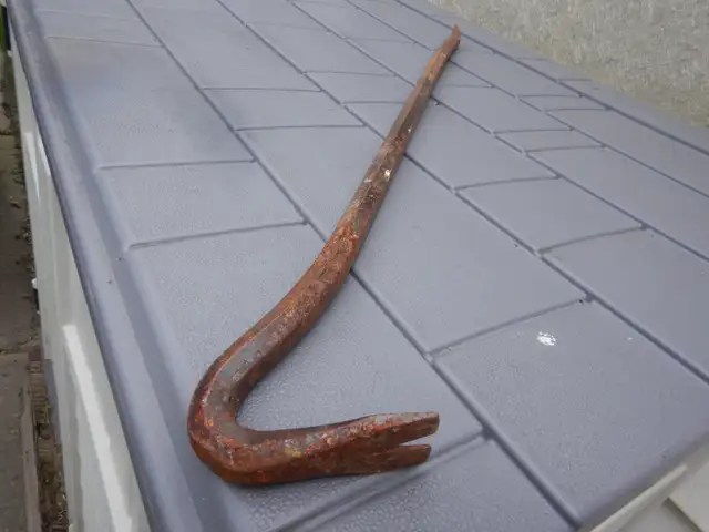 HEAVY DUTY PRY BAR