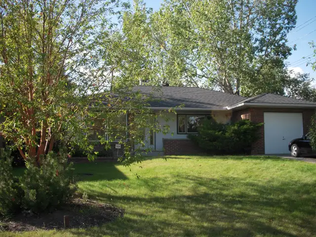 ROOM FOR RENT    CLOSE TO THE UNIVERSITY OF CALGARY