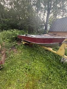 14 foot boat And trailer with a nine point 9 evenrude - Photo 2