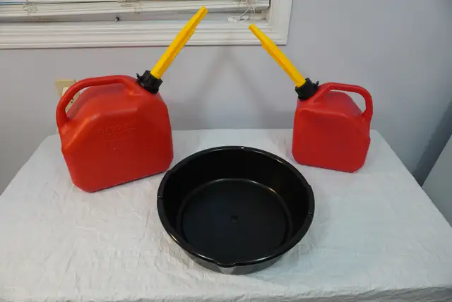 Jerry Cans & Oil Pan