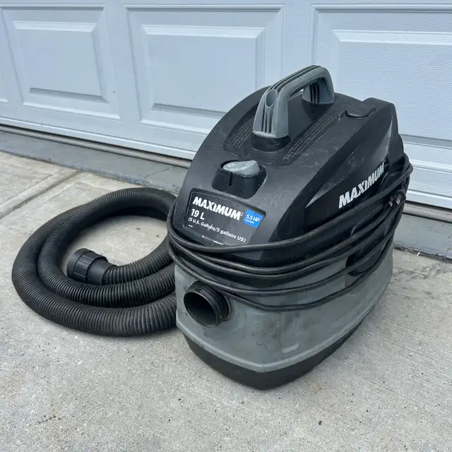 MAXIMUM 5.5 Peak HP Portable Wet/Dry Shop Vacuum, 19L