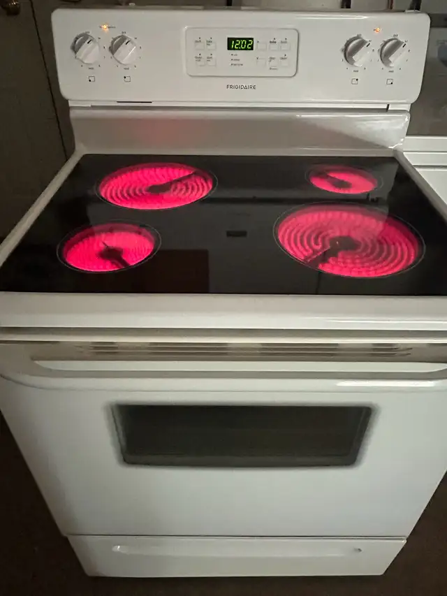 self Clean  Flat Top Stove. Clean & Works Perfectly Fine…