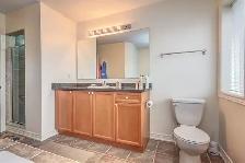 1 bright upstairs Master room- 3 min walk to UOIT in north Oshaw - Photo 4