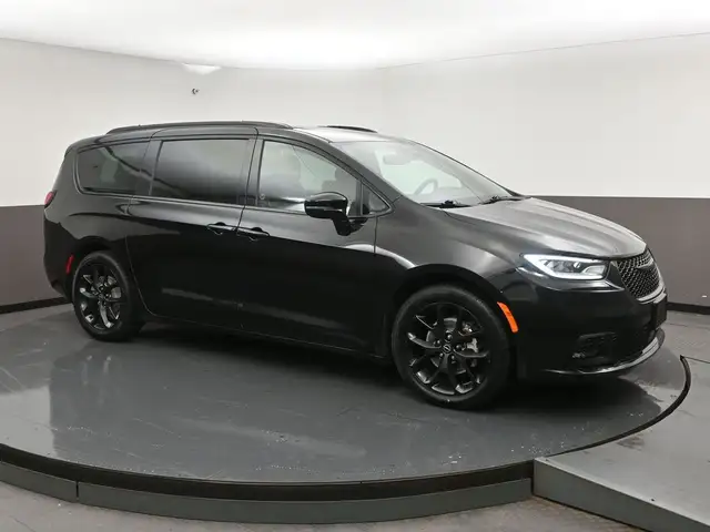 2025 Chrysler Pacifica Limited Leather, Sunroof, Captains Chairs