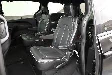 2025 Chrysler Pacifica Limited Leather, Sunroof, Captains Chairs - Photo 18