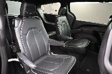 2025 Chrysler Pacifica Limited Leather, Sunroof, Captains Chairs - Photo 23
