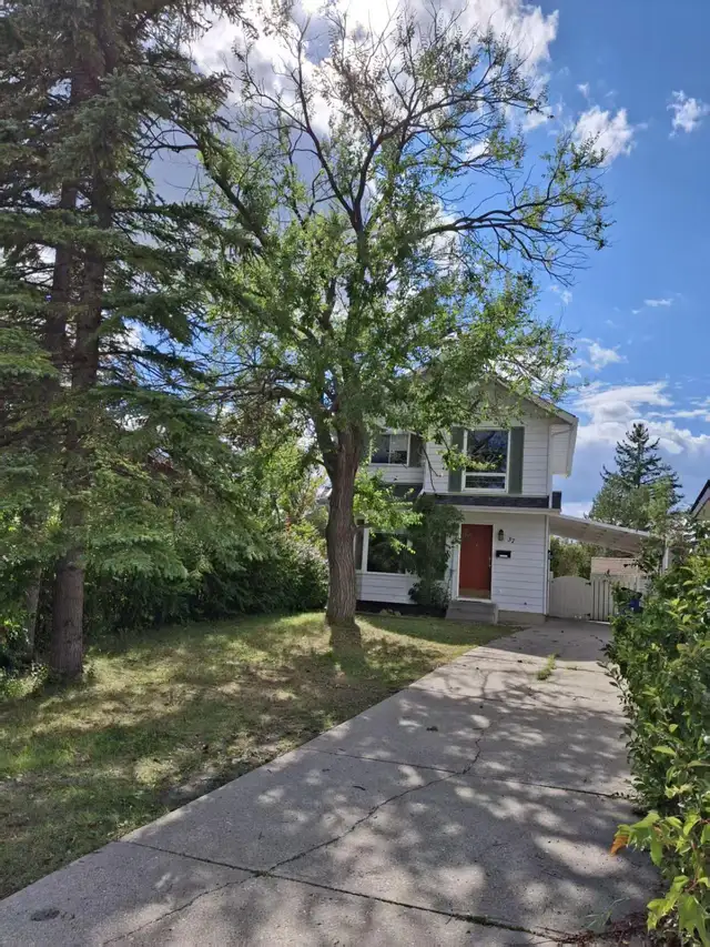 Beautiful 3 Bedrooms 2 Storeys House in Edgemont for Rent