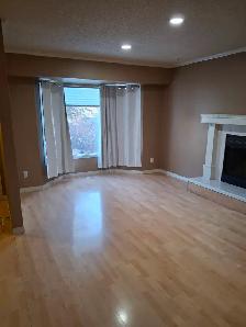 Beautiful 3 Bedrooms 2 Storeys House in Edgemont for Rent - Photo 2