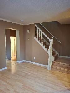 Beautiful 3 Bedrooms 2 Storeys House in Edgemont for Rent - Photo 3