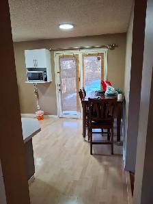 Beautiful 3 Bedrooms 2 Storeys House in Edgemont for Rent - Photo 4