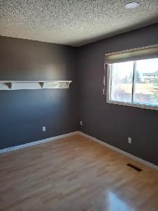 Beautiful 3 Bedrooms 2 Storeys House in Edgemont for Rent - Photo 7
