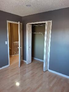 Beautiful 3 Bedrooms 2 Storeys House in Edgemont for Rent - Photo 8