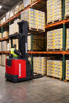 Forklift operator with Shipper/receiver