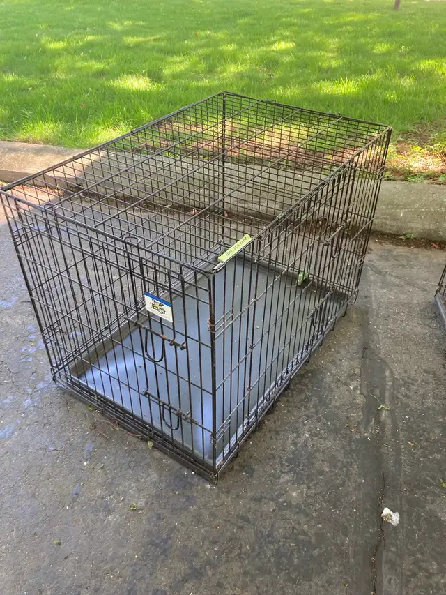 Metal dog crate - medium