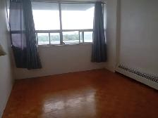 Spacious Master Bedroom, Private Balcony & Walk-In Closet – Etob - Photo 4