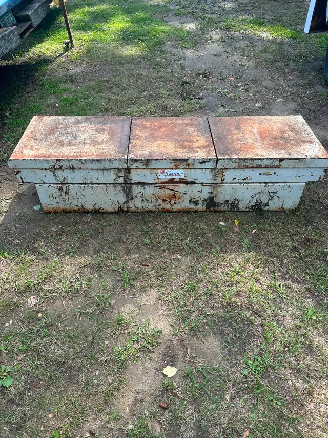Truck tool box