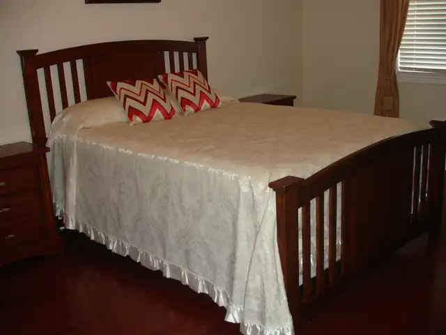 IT'S A SOLID WOOD QUEEN SIZE BED 5 PIECE BEDROOM SET ALMOST NEW!