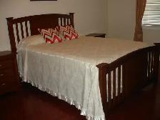 IT'S A SOLID WOOD QUEEN SIZE BED 5 PIECE BEDROOM SET ALMOST NEW!