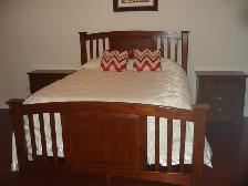 IT'S A SOLID WOOD QUEEN SIZE BED 5 PIECE BEDROOM SET ALMOST NEW! - Photo 2