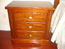 IT'S A SOLID WOOD QUEEN SIZE BED 5 PIECE BEDROOM SET ALMOST NEW! - Photo 3