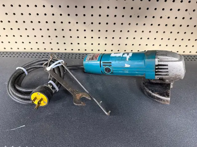 Makita 9505B Disc Grinder