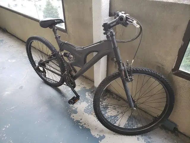 MOUNTAIN BIKE BLACK ALUMINIUM FRAME 26 IN EXC.COND