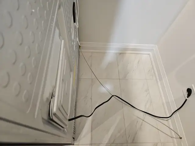 Fridge waterline connection / Newline
