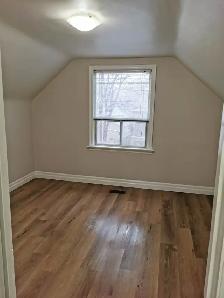 Beautiful one room available in four room unit - Photo 9