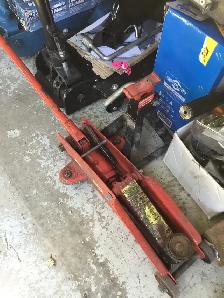Floor Jack small frame 2 Ton. $40 - Photo 2